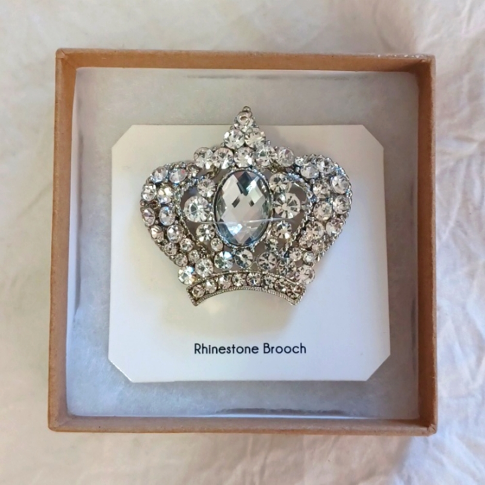 Queen Brooch NWT 💖